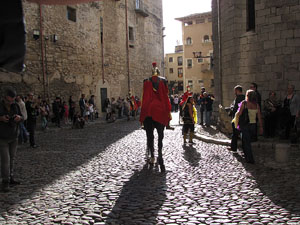 75&egrave; aniversari Associaci&oacute; de Jes&uacute;s Crucificat - Manaies de Girona. Desfilada inaugural