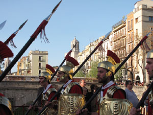 75&egrave; aniversari Associaci&oacute; de Jes&uacute;s Crucificat - Manaies de Girona. Desfilada inaugural