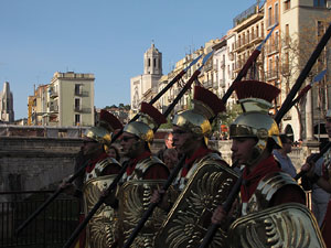 75&egrave; aniversari Associaci&oacute; de Jes&uacute;s Crucificat - Manaies de Girona. Desfilada inaugural