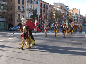75&egrave; aniversari Associaci&oacute; de Jes&uacute;s Crucificat - Manaies de Girona. Desfilada inaugural