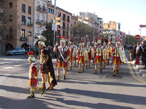 75&egrave; aniversari Associaci&oacute; de Jes&uacute;s Crucificat - Manaies de Girona. Desfilada inaugural