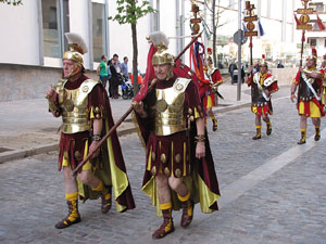 75&egrave; aniversari Associaci&oacute; de Jes&uacute;s Crucificat - Manaies de Girona. Desfilada inaugural