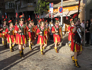 75&egrave; aniversari Associaci&oacute; de Jes&uacute;s Crucificat - Manaies de Girona. Desfilada inaugural