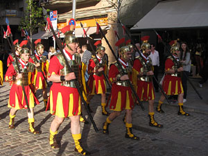 75&egrave; aniversari Associaci&oacute; de Jes&uacute;s Crucificat - Manaies de Girona. Desfilada inaugural