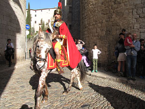 75&egrave; aniversari Associaci&oacute; de Jes&uacute;s Crucificat - Manaies de Girona. Desfilada inaugural