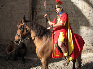 75&egrave; aniversari Associaci&oacute; de Jes&uacute;s Crucificat - Manaies de Girona. Desfilada inaugural
