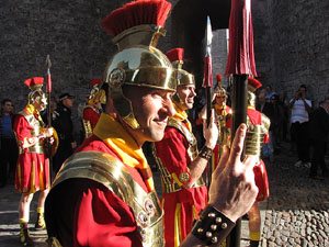 75&egrave; aniversari Associaci&oacute; de Jes&uacute;s Crucificat - Manaies de Girona. Desfilada inaugural