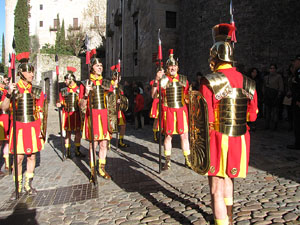 75&egrave; aniversari Associaci&oacute; de Jes&uacute;s Crucificat - Manaies de Girona. Desfilada inaugural