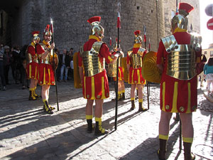 75&egrave; aniversari Associaci&oacute; de Jes&uacute;s Crucificat - Manaies de Girona. Desfilada inaugural