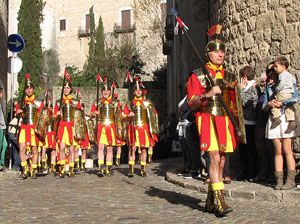 75&egrave; aniversari Associaci&oacute; de Jes&uacute;s Crucificat - Manaies de Girona. Desfilada inaugural
