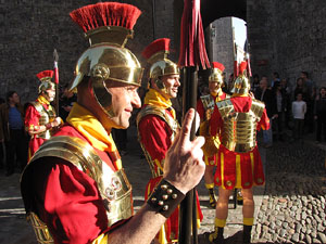 75&egrave; aniversari Associaci&oacute; de Jes&uacute;s Crucificat - Manaies de Girona. Desfilada inaugural