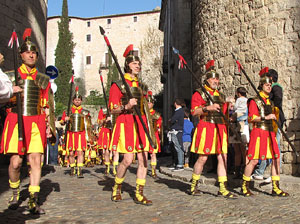 75&egrave; aniversari Associaci&oacute; de Jes&uacute;s Crucificat - Manaies de Girona. Desfilada inaugural