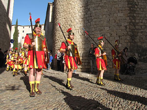 75&egrave; aniversari Associaci&oacute; de Jes&uacute;s Crucificat - Manaies de Girona. Desfilada inaugural