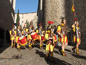 75&egrave; aniversari Associaci&oacute; de Jes&uacute;s Crucificat - Manaies de Girona. Desfilada inaugural