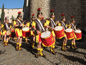 75&egrave; aniversari Associaci&oacute; de Jes&uacute;s Crucificat - Manaies de Girona. Desfilada inaugural