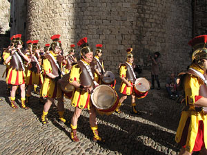 75&egrave; aniversari Associaci&oacute; de Jes&uacute;s Crucificat - Manaies de Girona. Desfilada inaugural