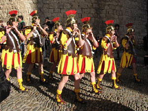 75&egrave; aniversari Associaci&oacute; de Jes&uacute;s Crucificat - Manaies de Girona. Desfilada inaugural