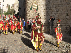 75&egrave; aniversari Associaci&oacute; de Jes&uacute;s Crucificat - Manaies de Girona. Desfilada inaugural