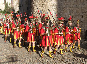 75&egrave; aniversari Associaci&oacute; de Jes&uacute;s Crucificat - Manaies de Girona. Desfilada inaugural