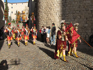 75&egrave; aniversari Associaci&oacute; de Jes&uacute;s Crucificat - Manaies de Girona. Desfilada inaugural