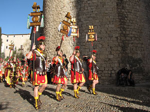 75&egrave; aniversari Associaci&oacute; de Jes&uacute;s Crucificat - Manaies de Girona. Desfilada inaugural