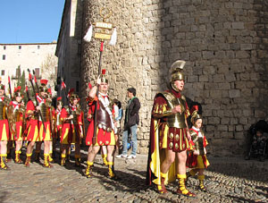 75&egrave; aniversari Associaci&oacute; de Jes&uacute;s Crucificat - Manaies de Girona. Desfilada inaugural