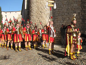 75&egrave; aniversari Associaci&oacute; de Jes&uacute;s Crucificat - Manaies de Girona. Desfilada inaugural