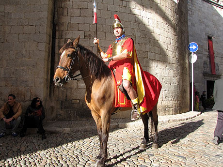 75&egrave; aniversari Associaci&oacute; de Jes&uacute;s Crucificat - Manaies de Girona. Desfilada inaugural