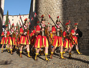 75&egrave; aniversari Associaci&oacute; de Jes&uacute;s Crucificat - Manaies de Girona. Desfilada inaugural
