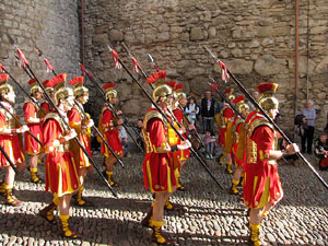 75&egrave; aniversari Associaci&oacute; de Jes&uacute;s Crucificat - Manaies de Girona. Desfilada inaugural