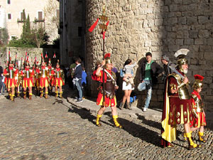 75&egrave; aniversari Associaci&oacute; de Jes&uacute;s Crucificat - Manaies de Girona. Desfilada inaugural