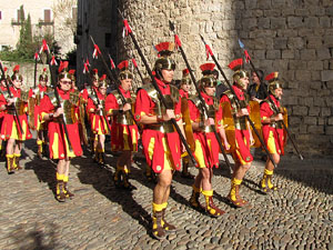 75&egrave; aniversari Associaci&oacute; de Jes&uacute;s Crucificat - Manaies de Girona. Desfilada inaugural
