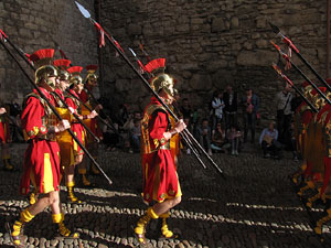75&egrave; aniversari Associaci&oacute; de Jes&uacute;s Crucificat - Manaies de Girona. Desfilada inaugural