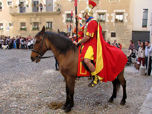 75&egrave; aniversari Associaci&oacute; de Jes&uacute;s Crucificat - Manaies de Girona. Desfilada inaugural