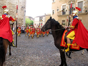 75&egrave; aniversari Associaci&oacute; de Jes&uacute;s Crucificat - Manaies de Girona. Desfilada inaugural