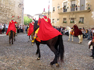 75&egrave; aniversari Associaci&oacute; de Jes&uacute;s Crucificat - Manaies de Girona. Desfilada inaugural