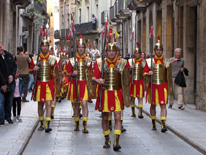 75&egrave; aniversari Associaci&oacute; de Jes&uacute;s Crucificat - Manaies de Girona. Desfilada inaugural