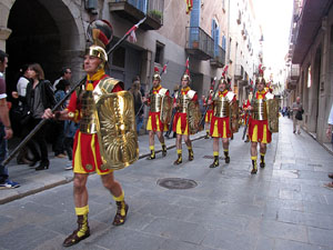 75&egrave; aniversari Associaci&oacute; de Jes&uacute;s Crucificat - Manaies de Girona. Desfilada inaugural