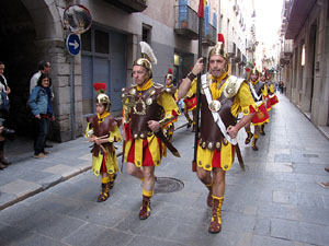 75&egrave; aniversari Associaci&oacute; de Jes&uacute;s Crucificat - Manaies de Girona. Desfilada inaugural