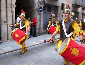 75&egrave; aniversari Associaci&oacute; de Jes&uacute;s Crucificat - Manaies de Girona. Desfilada inaugural