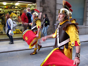 75&egrave; aniversari Associaci&oacute; de Jes&uacute;s Crucificat - Manaies de Girona. Desfilada inaugural