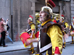 75&egrave; aniversari Associaci&oacute; de Jes&uacute;s Crucificat - Manaies de Girona. Desfilada inaugural