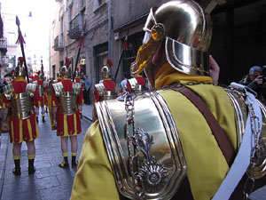 75&egrave; aniversari Associaci&oacute; de Jes&uacute;s Crucificat - Manaies de Girona. Desfilada inaugural