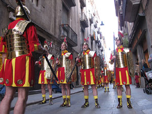 75&egrave; aniversari Associaci&oacute; de Jes&uacute;s Crucificat - Manaies de Girona. Desfilada inaugural