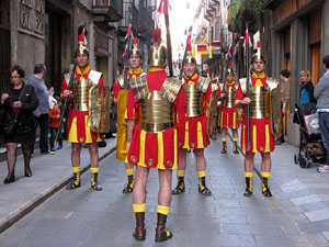 75&egrave; aniversari Associaci&oacute; de Jes&uacute;s Crucificat - Manaies de Girona. Desfilada inaugural