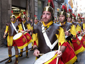 75&egrave; aniversari Associaci&oacute; de Jes&uacute;s Crucificat - Manaies de Girona. Desfilada inaugural