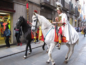 75&egrave; aniversari Associaci&oacute; de Jes&uacute;s Crucificat - Manaies de Girona. Desfilada inaugural