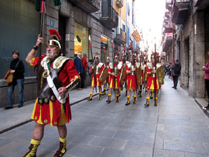 75&egrave; aniversari Associaci&oacute; de Jes&uacute;s Crucificat - Manaies de Girona. Desfilada inaugural