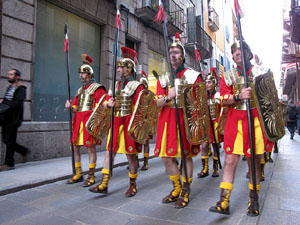 75&egrave; aniversari Associaci&oacute; de Jes&uacute;s Crucificat - Manaies de Girona. Desfilada inaugural