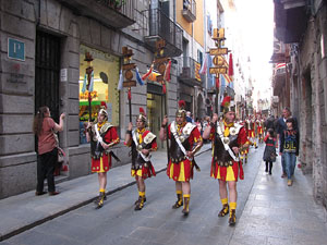 75&egrave; aniversari Associaci&oacute; de Jes&uacute;s Crucificat - Manaies de Girona. Desfilada inaugural